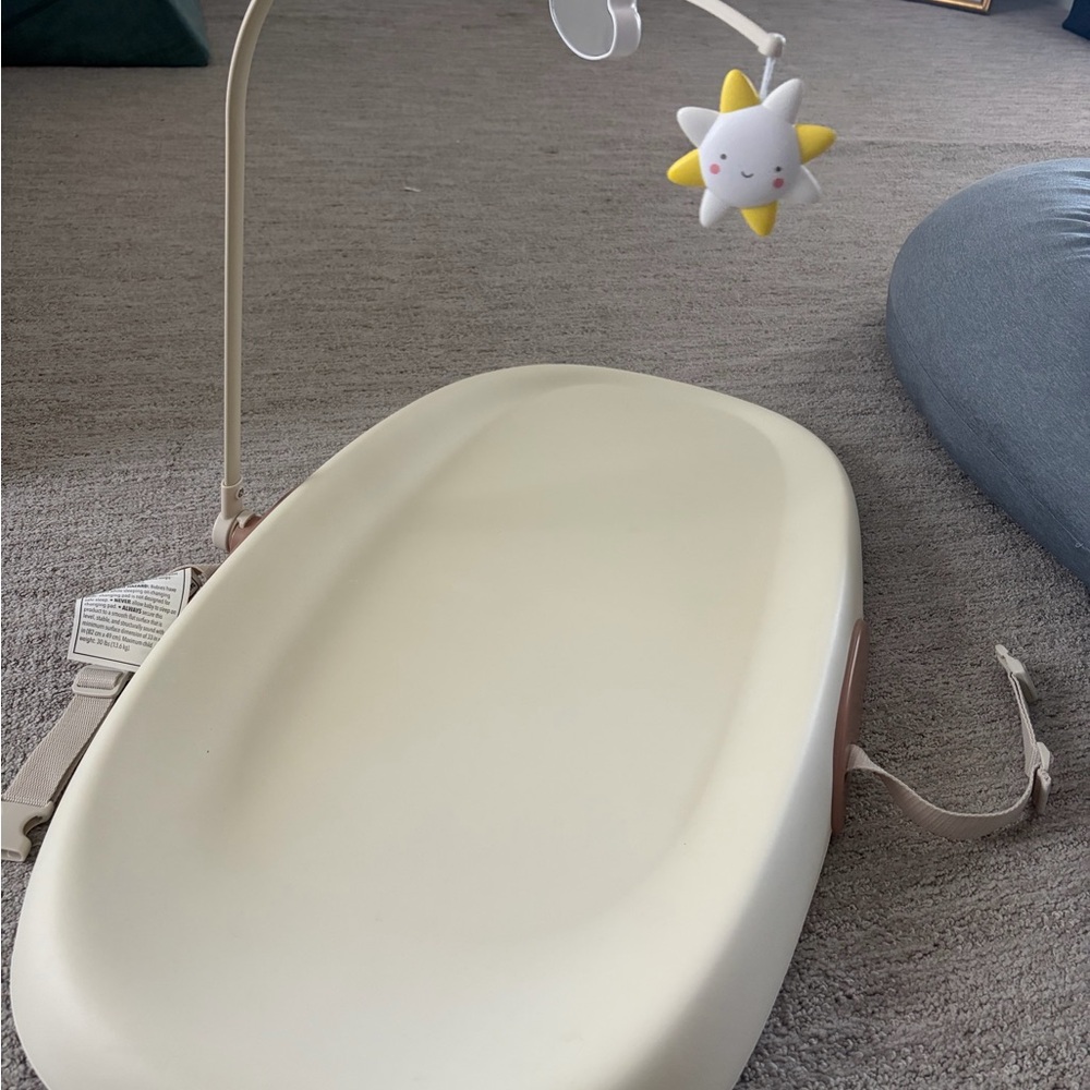 Skip Hop Cream Infant Lounger with Yellow & White Sun Mobile